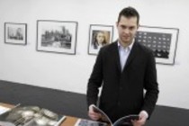 Kölner Gallerist Bene Taschen präsentiert eine Auswahl von 36 Bildern des amerikanischen Fotografen Joseph Rodriguez von 1986 bis 2005 in der Hardhitta Gallery, Köln (© Thomas Brill)