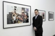 Kölner Gallerist Bene Taschen präsentiert eine Auswahl von 36 Bildern des amerikanischen Fotografen Joseph Rodriguez von 1986 bis 2005 in der Hardhitta Gallery, Köln (© Thomas Brill)