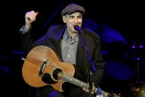 Amerikanischer Folkrock-Sänger James Taylor gastiert auf seiner "Life On The Road"-Tour in der Mitsubishi Electric Halle Düsseldorf (© Thomas Brill)