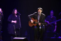 Amerikanischer Folkrock-Sänger James Taylor gastiert auf seiner "Life On The Road"-Tour in der Mitsubishi Electric Halle Düsseldorf (© Thomas Brill)