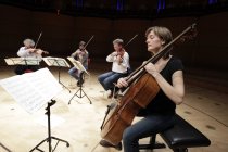Deutsche Cellistin Tanja Tetzlaff gastiert in Begleitung des Arditti Quartet in der Philharmonie Köln (&copy; Thomas Brill)