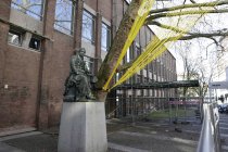 Die Ausstellung „Textile Baumskulpturen – Urbane Zeichen“ des Künstlerpaars Barbara Esser und Wolfgang Horn gastiert vom 26. Februar bis Oktober 2026 im Museum für Angewante Kunst in Köln (&copy; Thomas Brill)