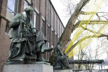 Die Ausstellung „Textile Baumskulpturen – Urbane Zeichen“ des Künstlerpaars Barbara Esser und Wolfgang Horn gastiert vom 26. Februar bis Oktober 2026 im Museum für Angewante Kunst in Köln (&copy; Thomas Brill)