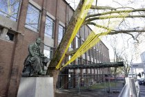 Die Ausstellung „Textile Baumskulpturen – Urbane Zeichen“ des Künstlerpaars Barbara Esser und Wolfgang Horn gastiert vom 26. Februar bis Oktober 2026 im Museum für Angewante Kunst in Köln (&copy; Thomas Brill)