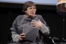 Katharina Thalbach, Lavinia Wilson und Michael Kessler betrachten die schönsten Haarteile und glänzendsten Kahlstellen der Weltliteratur bei der lit.COLOGNE 2011 in der KölnMesse Köln (© Thomas Brill)