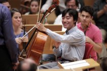 Chinesische Violoncellist Bonian Tian begleitet das Gürzenich Orchester Köln unter der Leitung des deutschen Dirigenten Markus Stenz in der Philharmonie Köln (© Thomas Brill)