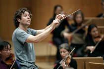 Britische Dirigent Robin Ticciati leitet das Deutsche Symphonie-Orchester Berlin in der Kölner Philharmonie (© Thomas Brill)