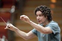 Britische Dirigent Robin Ticciati leitet das Deutsche Symphonie-Orchester Berlin in der Kölner Philharmonie (© Thomas Brill)