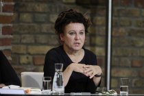 Polnische Literaturnobelpreisträgerin Olga Tokarczuk spricht mit Moderatorin Olga Mannheimer über „Übungen im Fremdsein“ in den Balloni-Hallen Köln (© Thomas Brill)