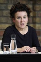 Polnische Literaturnobelpreisträgerin Olga Tokarczuk spricht mit Moderatorin Olga Mannheimer über „Übungen im Fremdsein“ in den Balloni-Hallen Köln (© Thomas Brill)