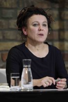 Polnische Literaturnobelpreisträgerin Olga Tokarczuk spricht mit Moderatorin Olga Mannheimer über „Übungen im Fremdsein“ in den Balloni-Hallen Köln (© Thomas Brill)
