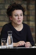 Polnische Literaturnobelpreisträgerin Olga Tokarczuk spricht mit Moderatorin Olga Mannheimer über „Übungen im Fremdsein“ in den Balloni-Hallen Köln (© Thomas Brill)