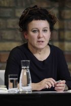 Polnische Literaturnobelpreisträgerin Olga Tokarczuk spricht mit Moderatorin Olga Mannheimer über „Übungen im Fremdsein“ in den Balloni-Hallen Köln (© Thomas Brill)