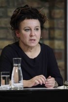 Polnische Literaturnobelpreisträgerin Olga Tokarczuk spricht mit Moderatorin Olga Mannheimer über „Übungen im Fremdsein“ in den Balloni-Hallen Köln (© Thomas Brill)