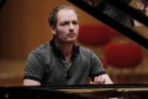 Russischer Pianist Nikolai Tokarew begleitet das BBC Symphony Orchestra unter der Leitung des tschechische Dirigenten Jirí Belohlávek in der Philharmonie Köln (© Thomas Brill)