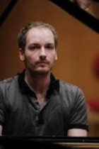 Russischer Pianist Nikolai Tokarew begleitet das BBC Symphony Orchestra unter der Leitung des tschechische Dirigenten Jirí Belohlávek in der Philharmonie Köln (© Thomas Brill)