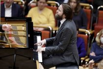 Russische Pianist Daniil Trifonov gastiert in Begleitung des Orchestre National de France unter der Leitung des rumänischen Dirigenten Cristian Macelaru in der Philharmonie Köln (&copy; Thomas Brill)