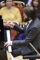 Russische Pianist Daniil Trifonov gastiert in Begleitung des Orchestre National de France unter der Leitung des rumänischen Dirigenten Cristian Macelaru in der Philharmonie Köln (&copy; Thomas Brill)