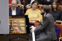 Russische Pianist Daniil Trifonov gastiert in Begleitung des Orchestre National de France unter der Leitung des rumänischen Dirigenten Cristian Macelaru in der Philharmonie Köln (&copy; Thomas Brill)