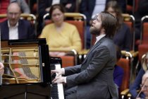 Russische Pianist Daniil Trifonov gastiert in Begleitung des Orchestre National de France unter der Leitung des rumänischen Dirigenten Cristian Macelaru in der Philharmonie Köln (&copy; Thomas Brill)