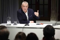 Deutscher Schriftsteller Ilija Trojanow und der Literaturkritiker Denis Scheck diskutieren über Trojanows utopischen Roman "Tausend und ein Morgen" im Literaturhaus Köln (© Thomas Brill)