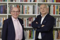 Deutscher Schriftsteller Ilija Trojanow und der Literaturkritiker Denis Scheck diskutieren über Trojanows utopischen Roman "Tausend und ein Morgen" im Literaturhaus Köln (© Thomas Brill)