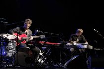 Musik-Theater Produktion der australischen Mulit-Instrumentalisten v.r.: Daniel Holdsworth und Aidan Roberts "Tubular Bells For Two" gastiert im E-Werk Köln (© Thomas Brill)