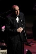 Deutsche Schauspieler und Musiker Ulrich Tukur gastiert mit seinen Rhythmus Boys auf seiner "Musik für schwache Stunden"-Tour in der Philharmonie Köln (© Thomas Brill)