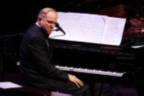 Deutsche Schauspieler und Musiker Ulrich Tukur gastiert mit seinen Rhythmus Boys auf seiner "Musik für schwache Stunden"-Tour in der Philharmonie Köln (© Thomas Brill)