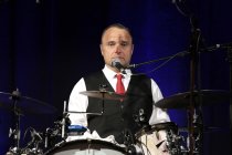 Deutsche Schauspieler und Musiker Ulrich Tukur gastiert mit seinen Rhythmus Boys auf seiner "Let´s Misbehave"-Tour im Gloria Theater Köln (&copy; Thomas Brill)