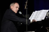 Deutsche Schauspieler und Musiker Ulrich Tukur gastiert mit seinen Rhythmus Boys auf seiner "Let´s Misbehave"-Tour im Gloria Theater Köln (&copy; Thomas Brill)
