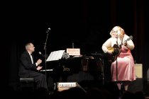Deutsche Schauspieler und Musiker Ulrich Tukur gastiert mit seinen Rhythmus Boys auf seiner "Let´s Misbehave"-Tour im Gloria Theater Köln (&copy; Thomas Brill)