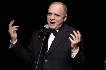 Deutsche Schauspieler und Musiker Ulrich Tukur gastiert mit seinen Rhythmus Boys auf seiner "Let´s Misbehave"-Tour im Gloria Theater Köln (&copy; Thomas Brill)