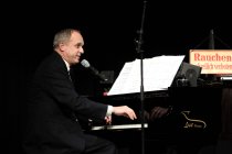 Deutsche Schauspieler und Musiker Ulrich Tukur gastiert mit seinen Rhythmus Boys auf seiner "Let´s Misbehave"-Tour im Gloria Theater Köln (&copy; Thomas Brill)