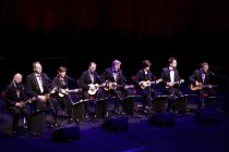 Britische komödiantische Musikgruppe The Ukulele Orchestra of Great Britain gastiert auf ihrer "Aus Ukes und Dollerei"-Tour in der Kölner Philharmonie (© Thomas Brill)