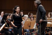 Französisch-armenische Violinistin Chouchane Siranossian gastiert in Begleitung des Anima Eterna Brugge unter der Leitung des belgischen Dirigenten Jos Van Immerseel in der Philharmonie Köln (© Thomas Brill)