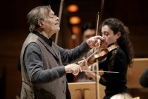 Französisch-armenische Violinistin Chouchane Siranossian gastiert in Begleitung des Anima Eterna Brugge unter der Leitung des belgischen Dirigenten Jos Van Immerseel in der Philharmonie Köln (© Thomas Brill)