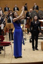 Deutsche Percussionistin Vivi Vassileva gastiert in Begleitung das Gürzenich-Orchester Köln unter der Leitung der Dirigentin Elim Chan in der Kölner Philharmonie (© Thomas Brill)