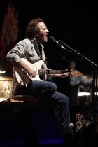 Amerikanische Sänger Eddie Vedder gastiert auf seiner "European"-Tour in der Mitsubishi Electric Halle Düsseldorf (© Thomas Brill)