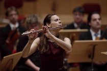 Slowenische Flötistin Alja Velkaverh gastiert in Begleitung des Gürzenich-Orchester Köln unter der Leitung des deutschen Dirigenten Markus Stenz in der Philharmonie Köln (© Thomas Brill)