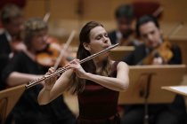 Slowenische Flötistin Alja Velkaverh gastiert in Begleitung des Gürzenich-Orchester Köln unter der Leitung des deutschen Dirigenten Markus Stenz in der Philharmonie Köln (© Thomas Brill)