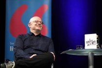 Deutscher Schriftsteller Timur Vermes im Gespräch mit dem deutschen Fernsehmoderator Roberto Cappelluti über seinen neuen Roman "Die Hungrigen und die Satten" im Rahmen der lit.COLOGNE SPEZIAL im Klaus-von-Bismarck-Saal Köln (© Thomas Brill)