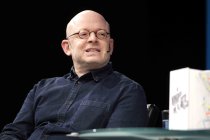 Deutscher Schriftsteller Timur Vermes im Gespräch mit dem deutschen Fernsehmoderator Roberto Cappelluti über seinen neuen Roman "Die Hungrigen und die Satten" im Rahmen der lit.COLOGNE SPEZIAL im Klaus-von-Bismarck-Saal Köln (© Thomas Brill)