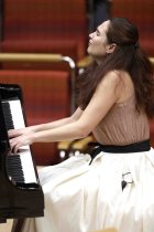Russische Pianistin Anna Vinnitskaya gastiert in Begleitung des Gürzenich-Orchester Köln unter der Leitung des russischen Dirigenten polnischer Abstammung Andrei Boreiko in der Kölner Philharmonie (© Thomas Brill)