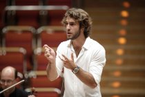 Schweizer Dirigent Lorenzo Viotti leitet das Mahler Chamber Orchestra in der Philharmonie Köln (© Thomas Brill)