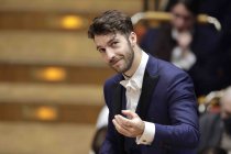 Schweizer Dirigent Lorenzo Viotti leitet das Gürzenich-Orchester Köln in der Philharmonie Köln (© Thomas Brill)