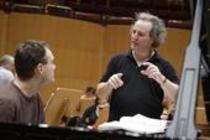 Österreichische Dirigent Manfred Honeck leitet die Tschechische Philharmonie in Begleitung des Pianisten Lars Vogt in der Philharmonie Köln (© Thomas Brill)