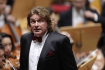 Lettische Dirigent Andris Nelsons leitet das Bayreuther Festspielorchester in der Kölner Philharmonie (© Thomas Brill)