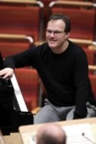 Deutsche Pianist Lars Vogt begleitet das Gürzenich Orchester Köln unter der Leitung des deutschen Dirigenten Markus Stenz in der Philharmonie Köln (© Thomas Brill)