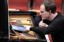 Deutsche Pianist Lars Vogt begleitet das Gürzenich Orchester Köln unter der Leitung des deutschen Dirigenten Markus Stenz in der Philharmonie Köln (© Thomas Brill)